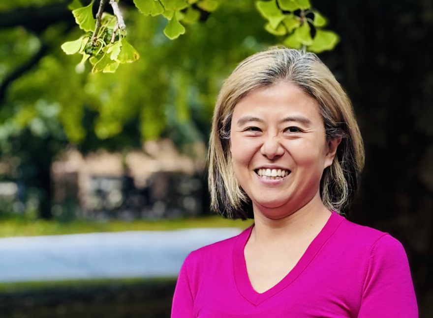 木々を背景に笑顔を見せる松田尚子さん