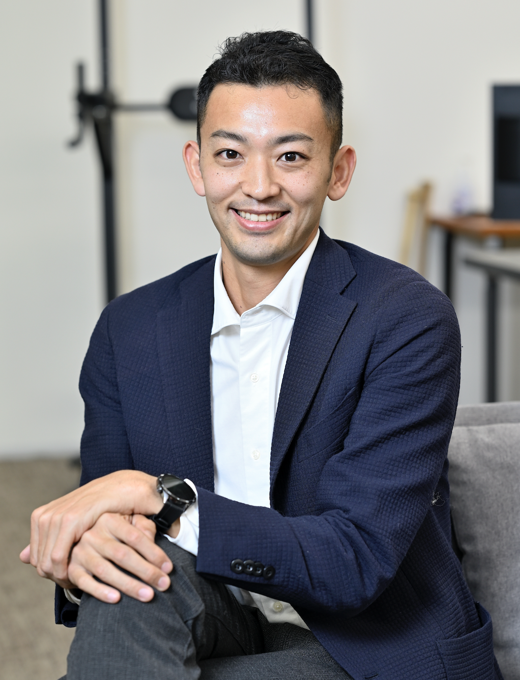取材中に笑顔を見せる株式会社enstem代表取締役社長の山本寛大さん