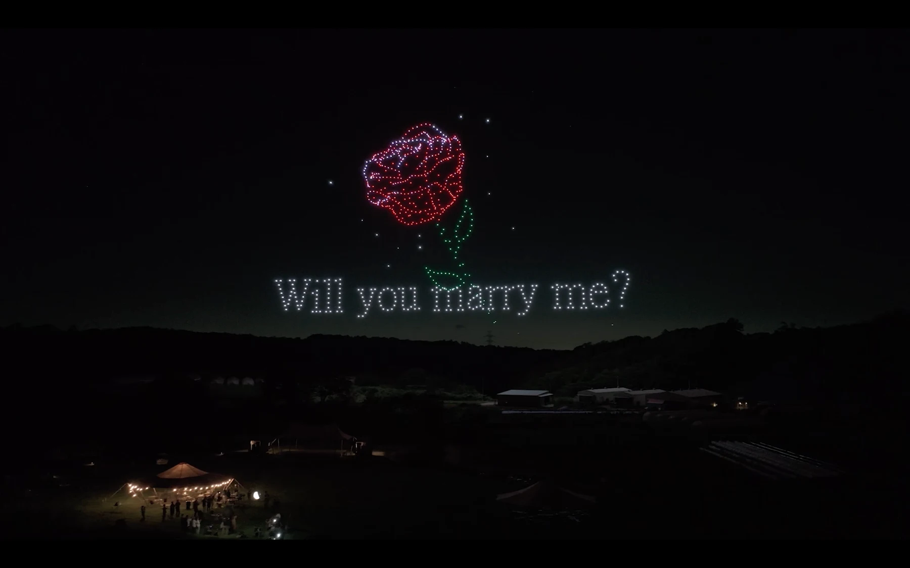 夜空にバラとWill you marry meの文字を描いたプロポーズ・ドローンショー