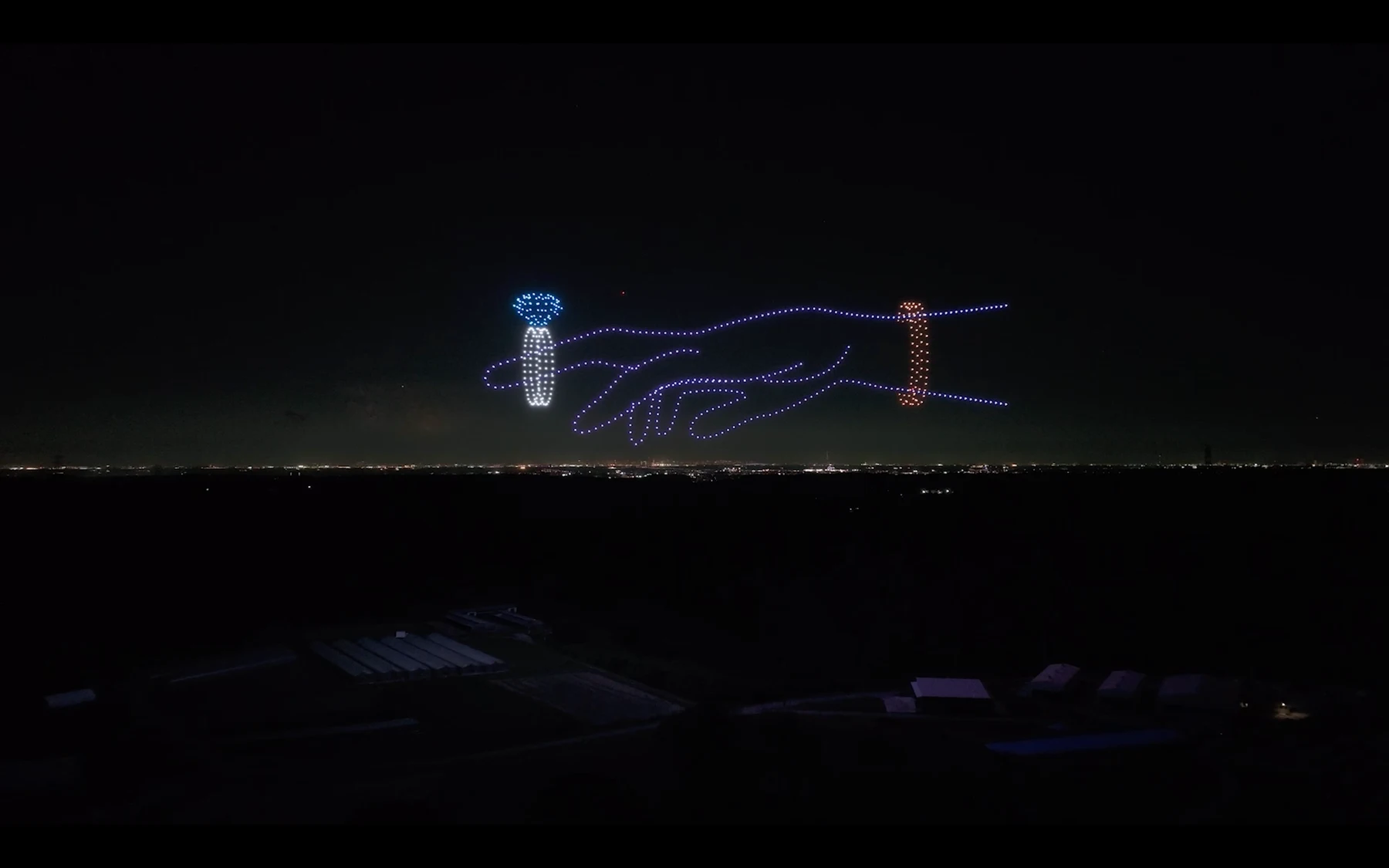夜空に指輪をはめる手を描いたプロポーズ・ドローンショー